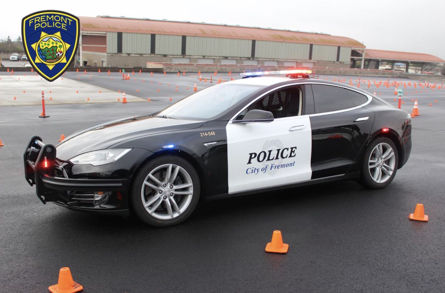 Polícia v USA používa Teslu Model S ako služobné vozidlo. Pri jeden z naháňačiek sa vybila