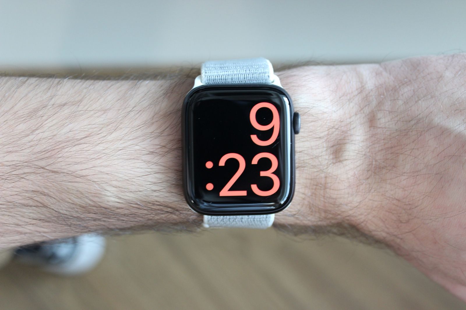 Nové Apple Watch sú drahé a vydržia iba dva dni. V tomto však porážajú konkurenciu (Recenzia)