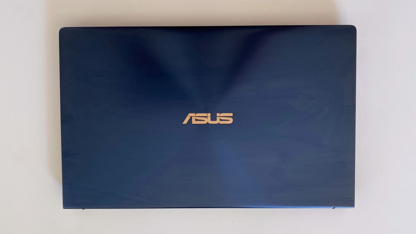 ASUS ZenBook 14 - počítač pre študenta aj každodenný pracovný nástroj. V TouchPade skrýva ďalší displej