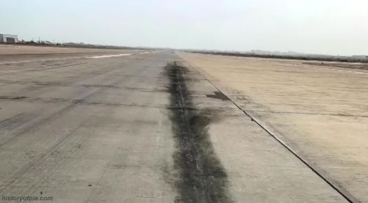 Pakistanské lietadlo sa pred nehodou pokúsilo o pristátie na bruchu, manéver poškodil oba motory