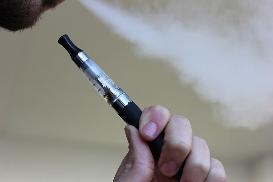 Ľudia po fajčení e-cigariet končia v nemocnici. Vapovanie vraj poškodzuje cievny systém