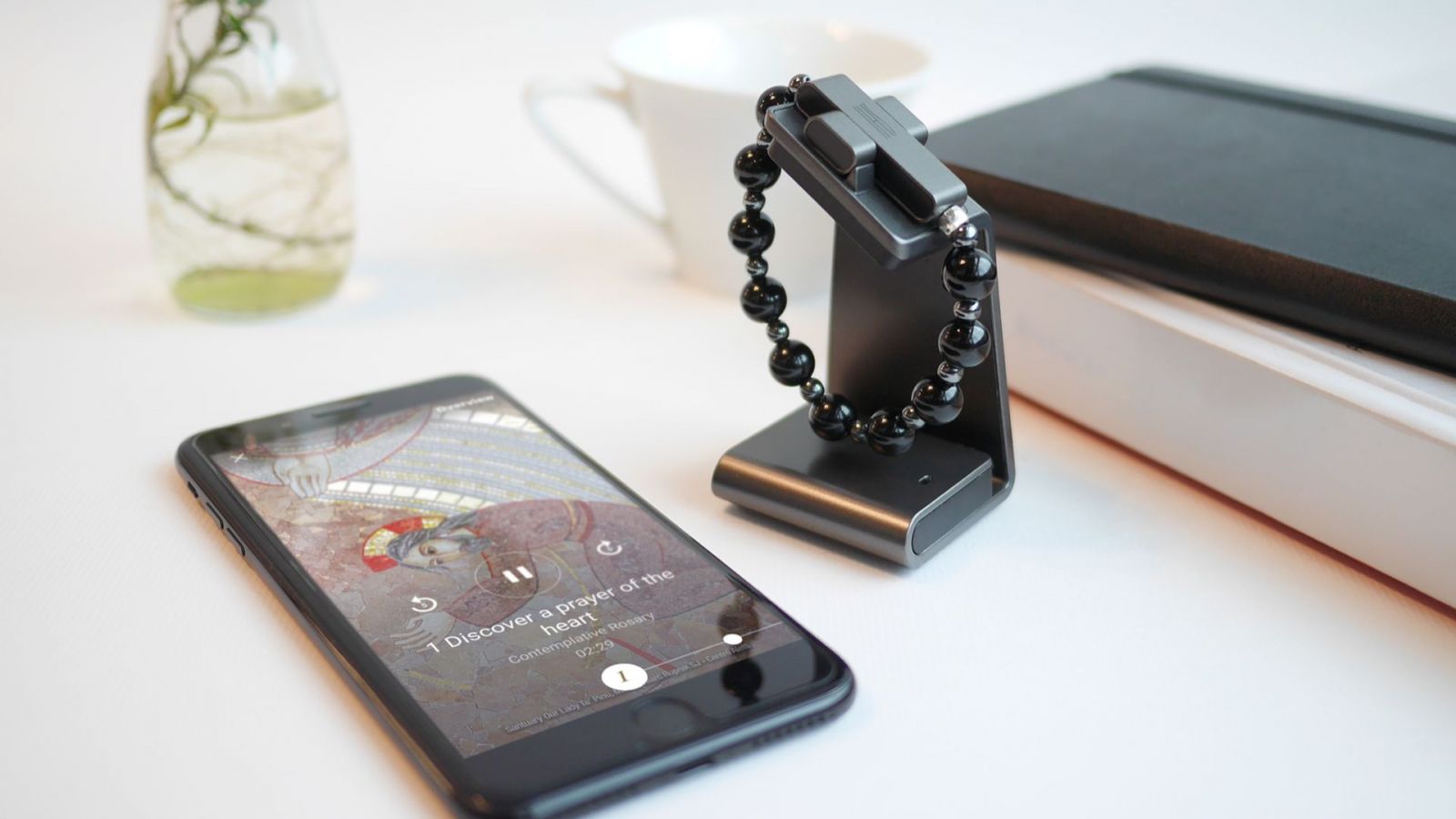 Vatikán začal predávať eRuženec. Smart náramok cez Bluetooth spojíš s mobilom a apkou pre modlidby