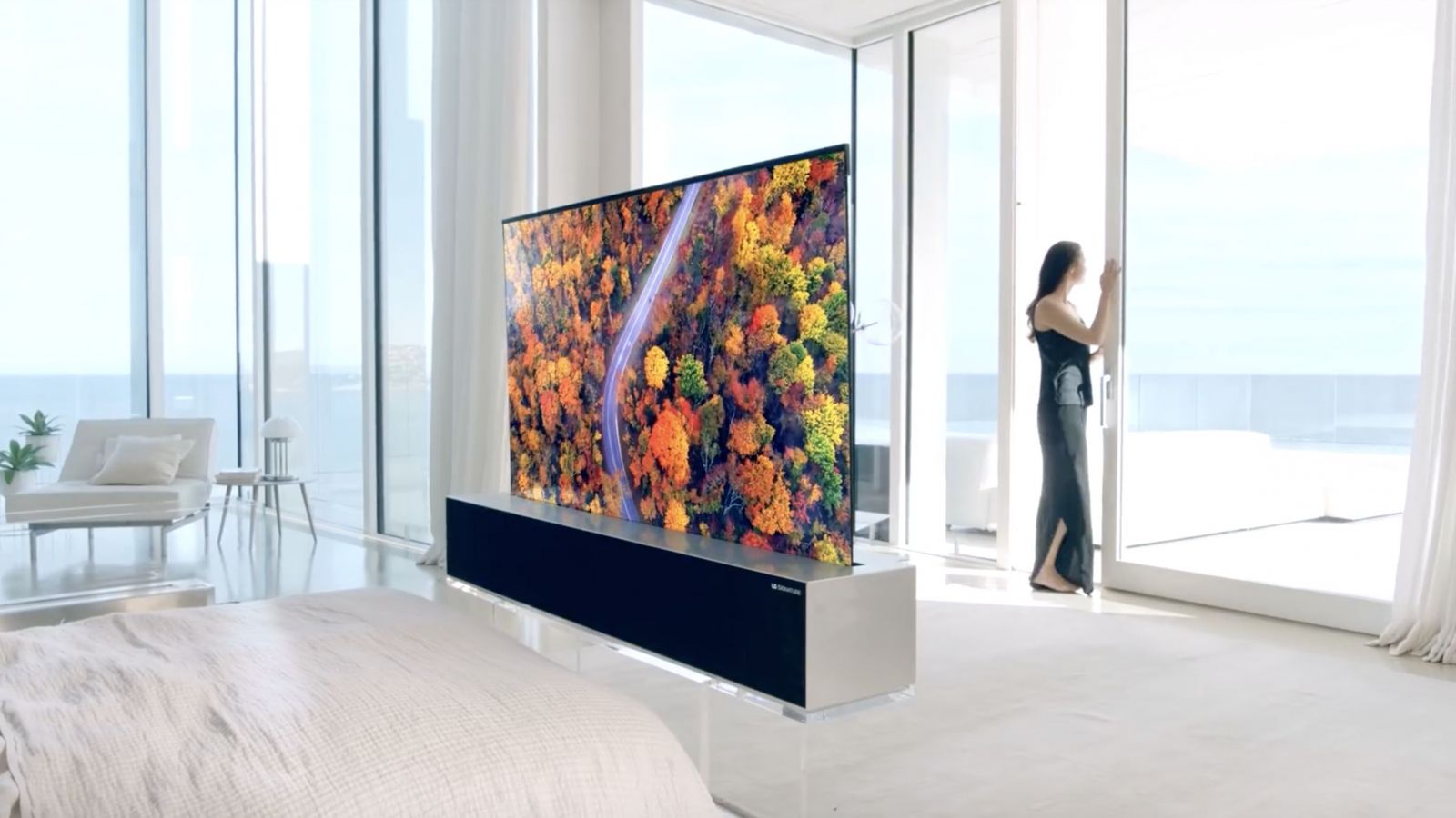 LG má televízor s rolovacou obrazovkou. Stojí toľko, čo tri bežné autá.