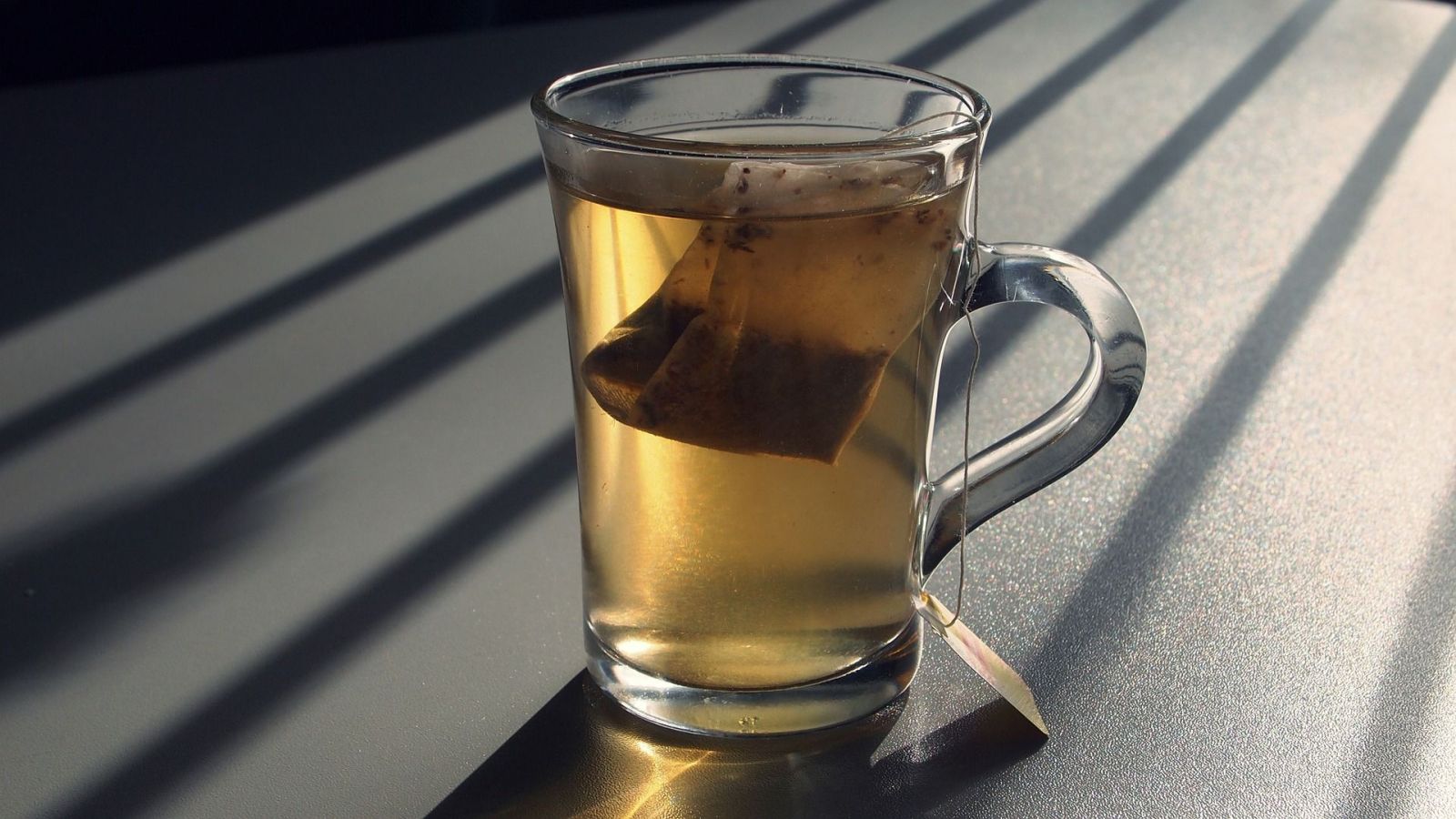Čaj horší než PET fľaše? Z vrecúšok obľúbeného nápoja sa uvoľňujú miliardy mikroplastov