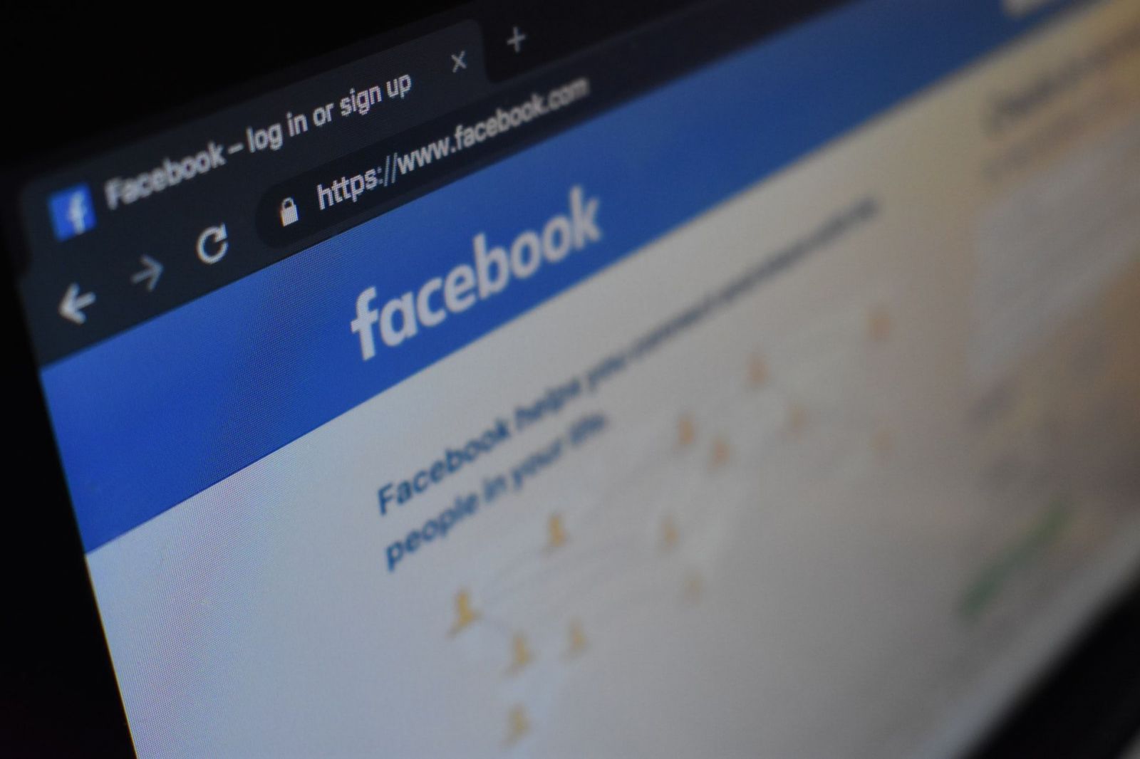 Facebook a Google vraj sledovaním používateľov porušujú naše ľudské práva
