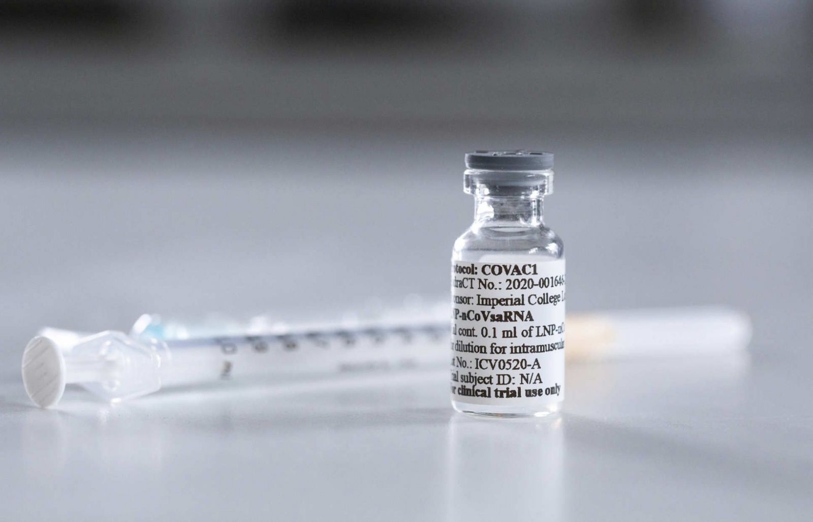 Vakcíny proti koronavírusu už testujú na ľuďoch. Vlastné látky skúšajú Briti aj Číňania
