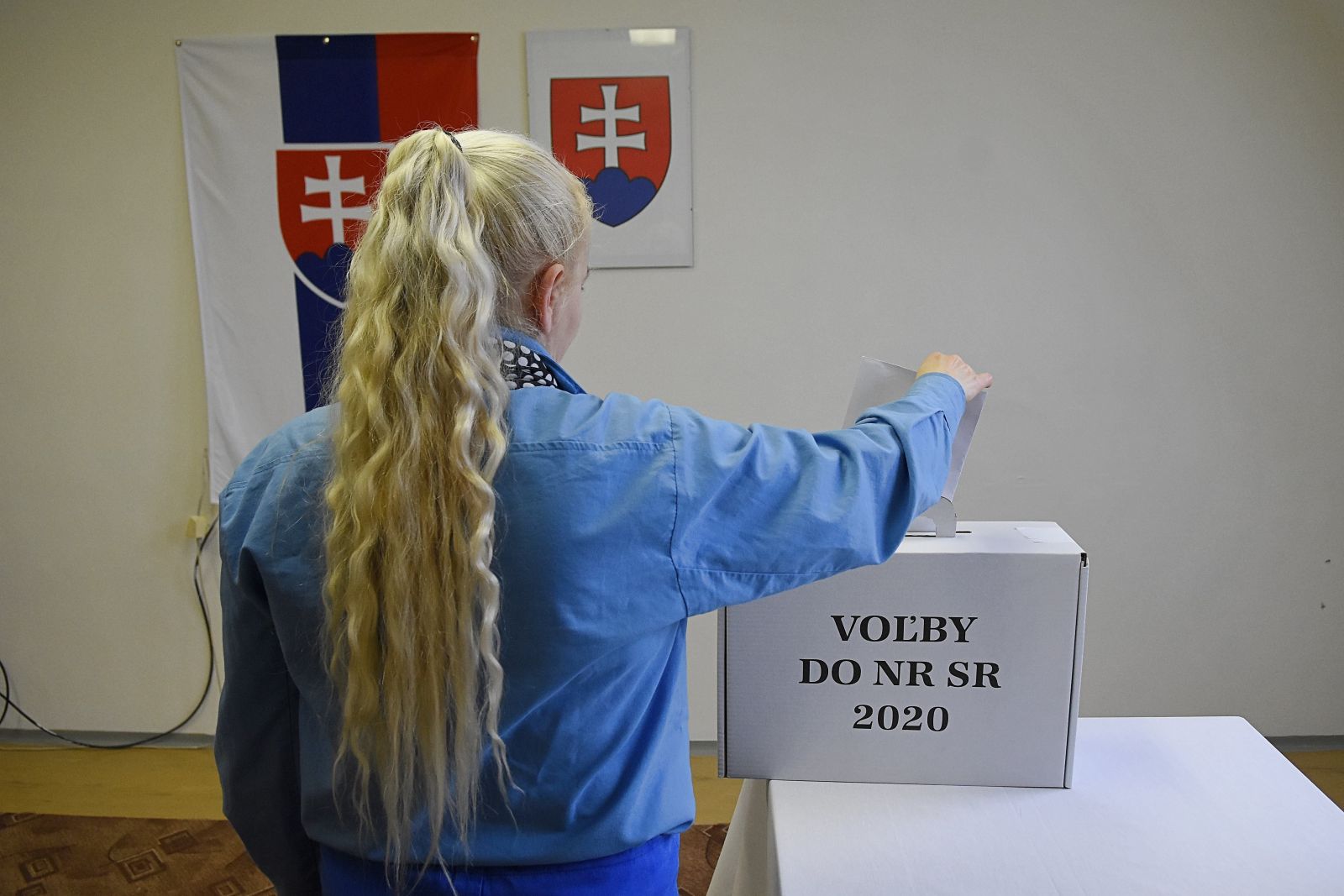 Na snímke volička vhadzuje hlasovací lístok v obálke do prenosnej volebnej schránky v Ústave na výkon odňatia slobody vo voľbách do Národnej rady SR v Levoči 29. februára 2020.