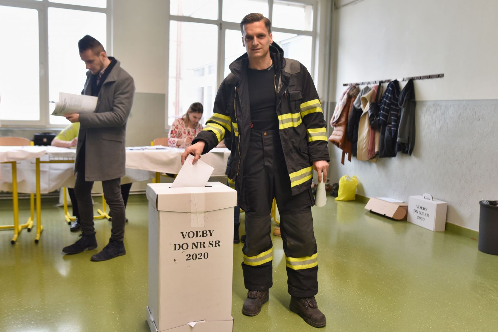 Na snímke veliteľ družstva hasičov Daniel Benkovský vhadzuje hlasovací lístok v obálke do volebnej schránky vo voľbách do Národnej rady Slovenskej republiky v Trnave v sobotu 29. februára 2020. 
