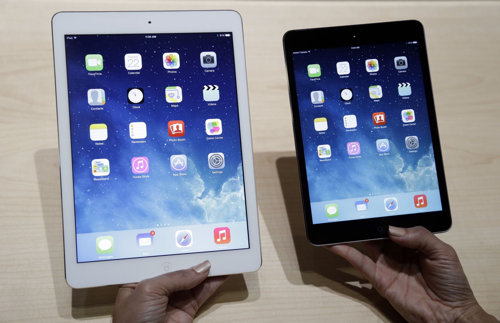 Nový iPad Air (vľavo) a iPad mini (vpravo) značky Apple počas predstavenia 22. októbra 2013 v San Franciscu.