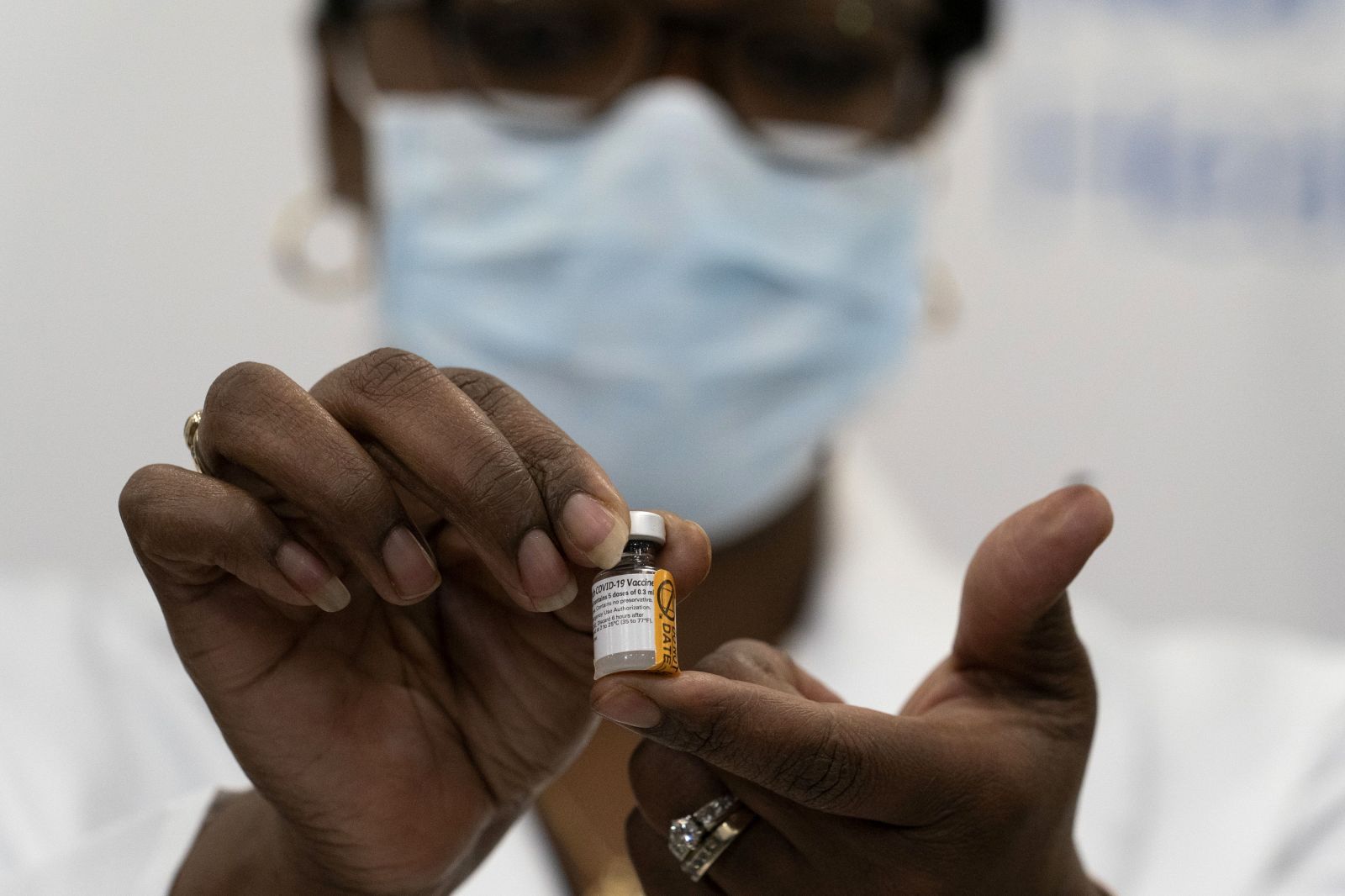 V Spojených štátoch amerických začali očkovať proti novému koronavírusu