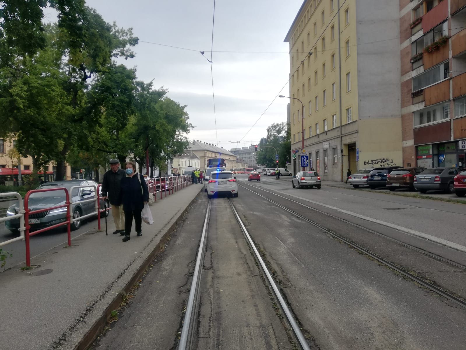 V Bratislave na Americkom námestí zrazila električka chodca