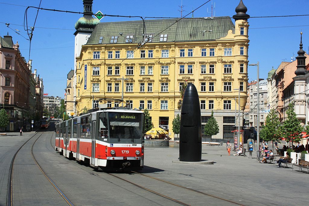 Řidič si v Brně nelegálně namaloval vlastní parkovací místo přímo na náměstí