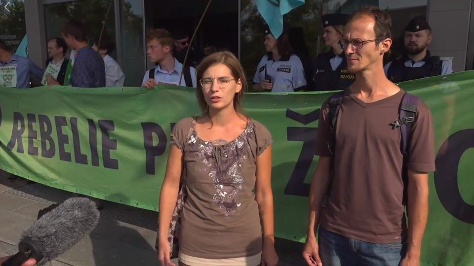 Ekologičtí aktivisté demonstrují před Ministerstvem životního prostředí