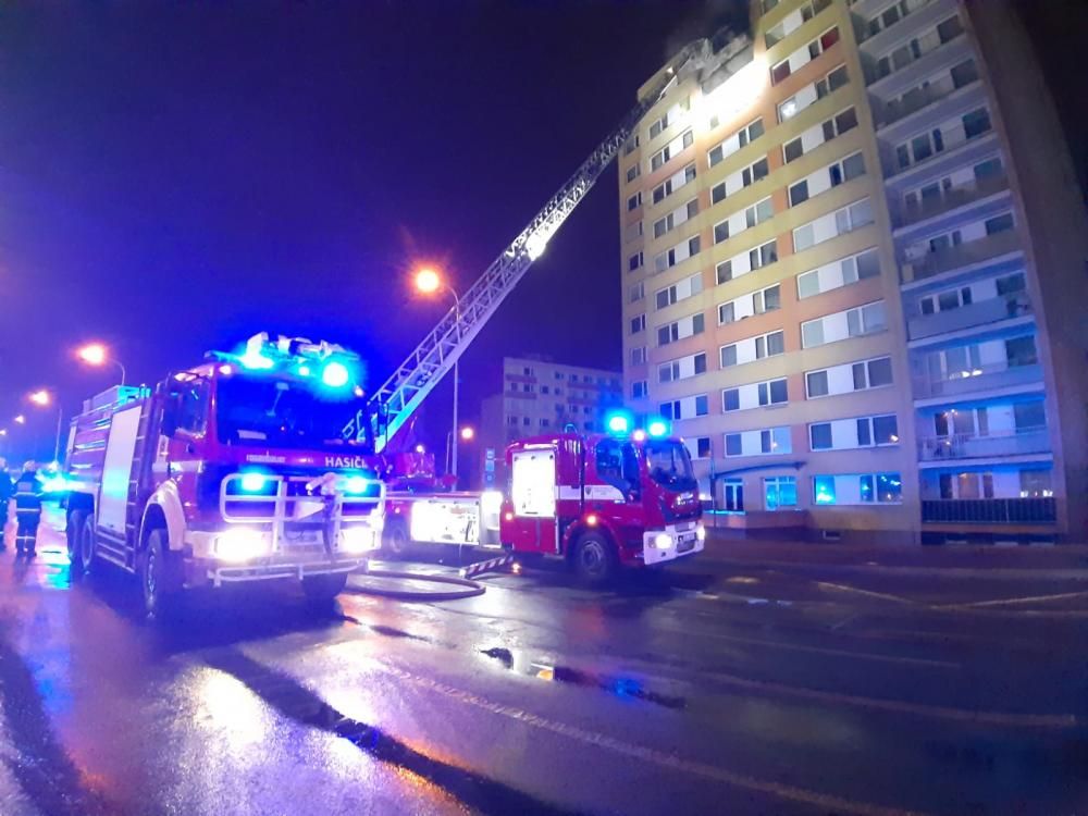 V Kladně explodoval byt. Jedna žena zemřela, 14 lidí je zraněných