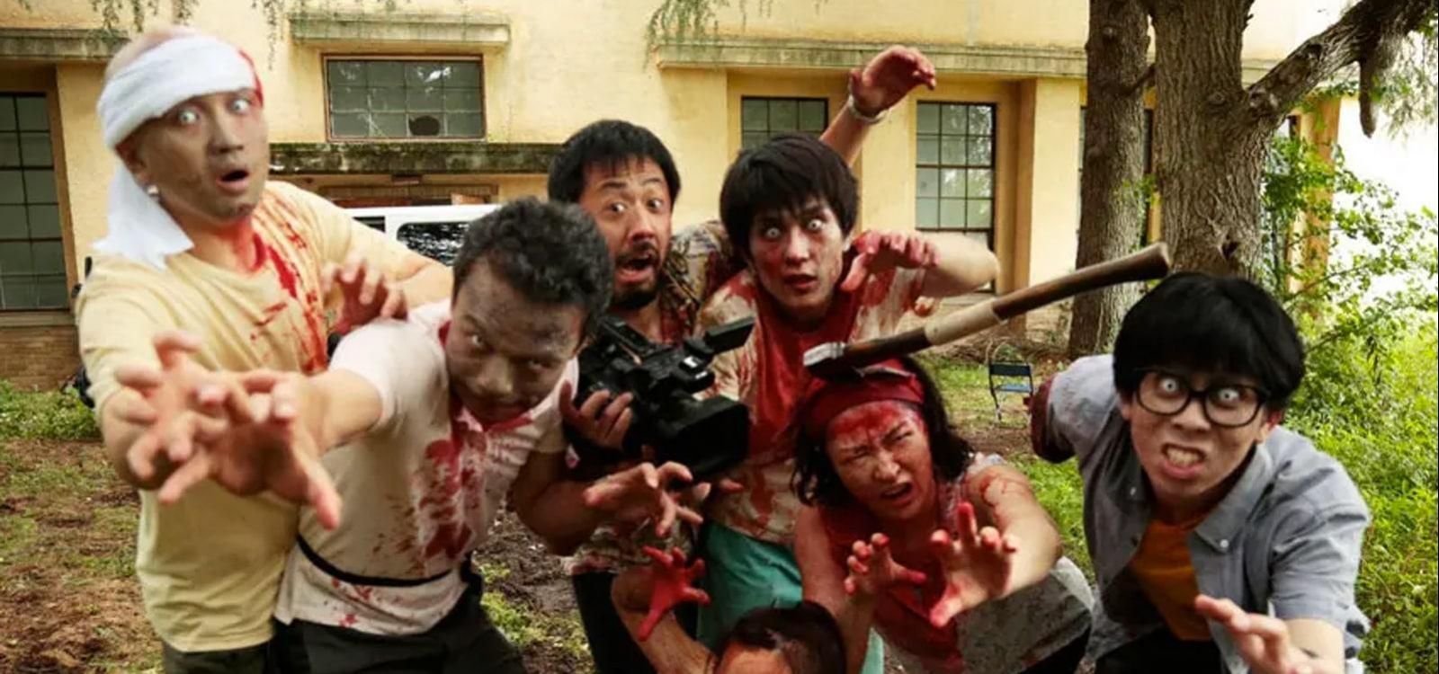 Zombie komédia z Japonska využíva šialené dejové zvraty. Zarobila už tisícnásobok rozpočtu a na Rottenoch má 100%