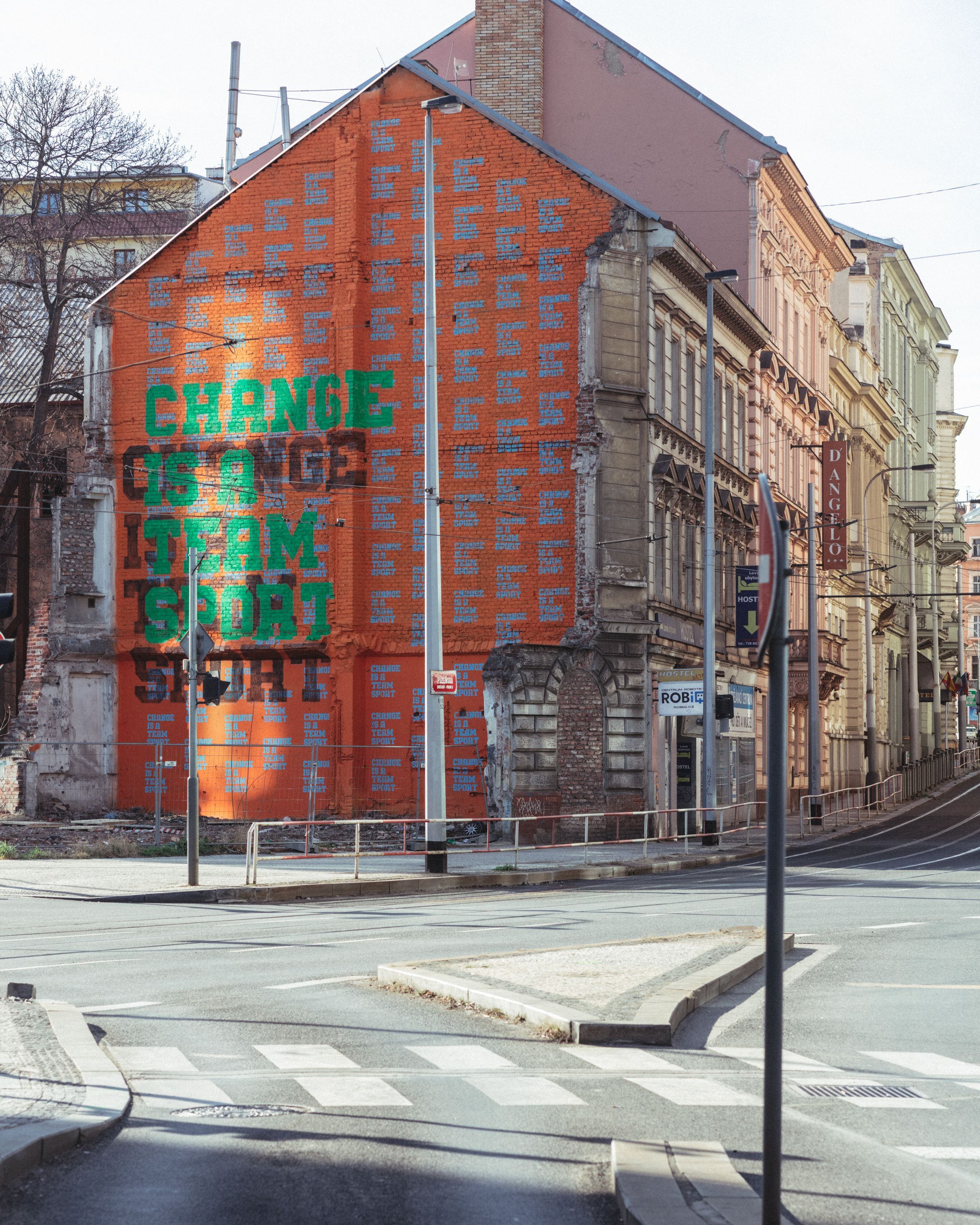 adidas mení v spolupráci s Lousy Auberom ulice Prahy na jednu veľkú umeleckú inštaláciu (Reportáž)