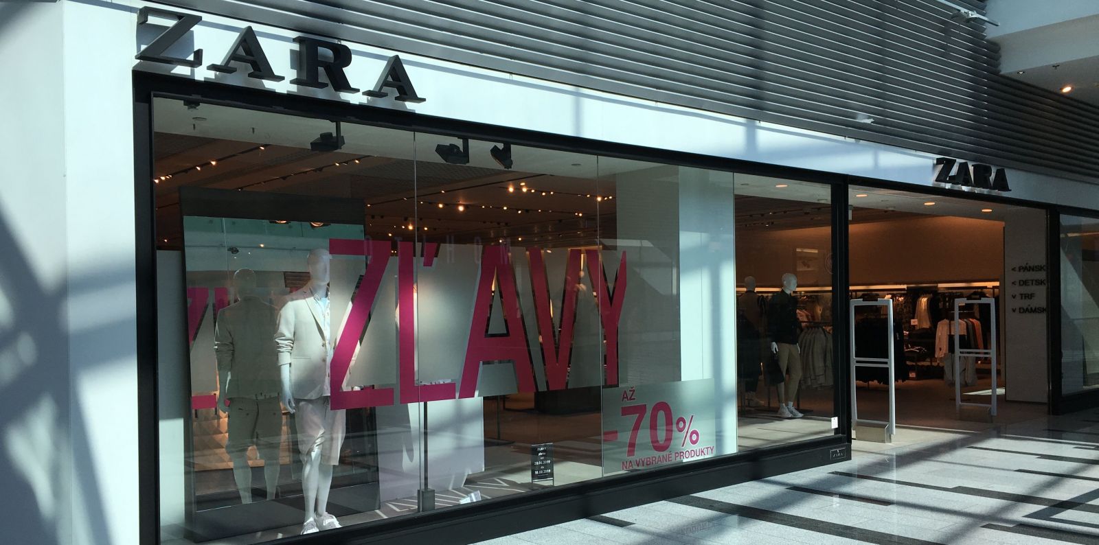 Bratislavské predajne fast-fashion sú stále plné chabých kópií luxusného oblečenia