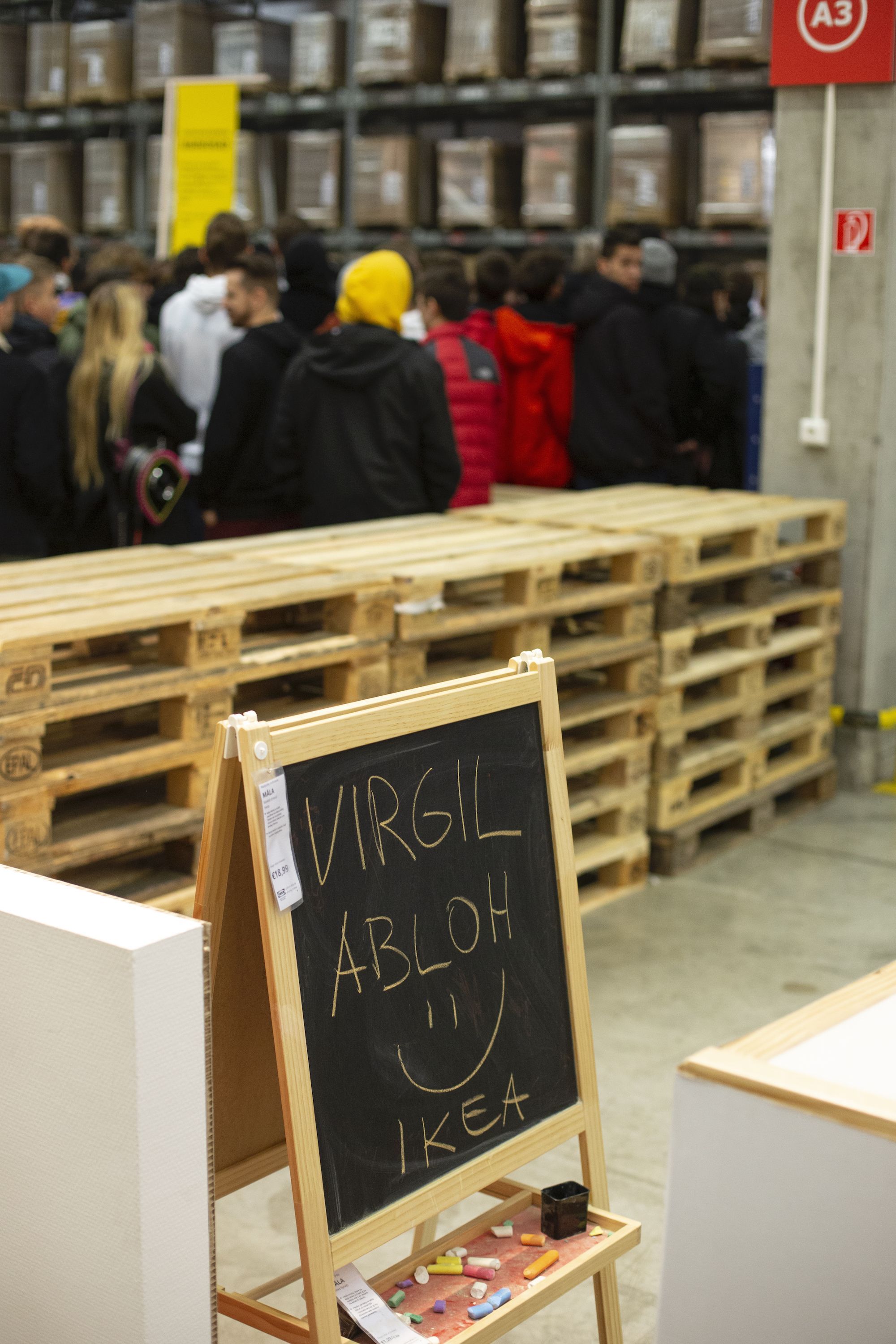 Šialenstvo v bratislavskej predajni IKEA. Na koberce od Virgila Abloha čakali desiatky ľudí už od rána (Report)
