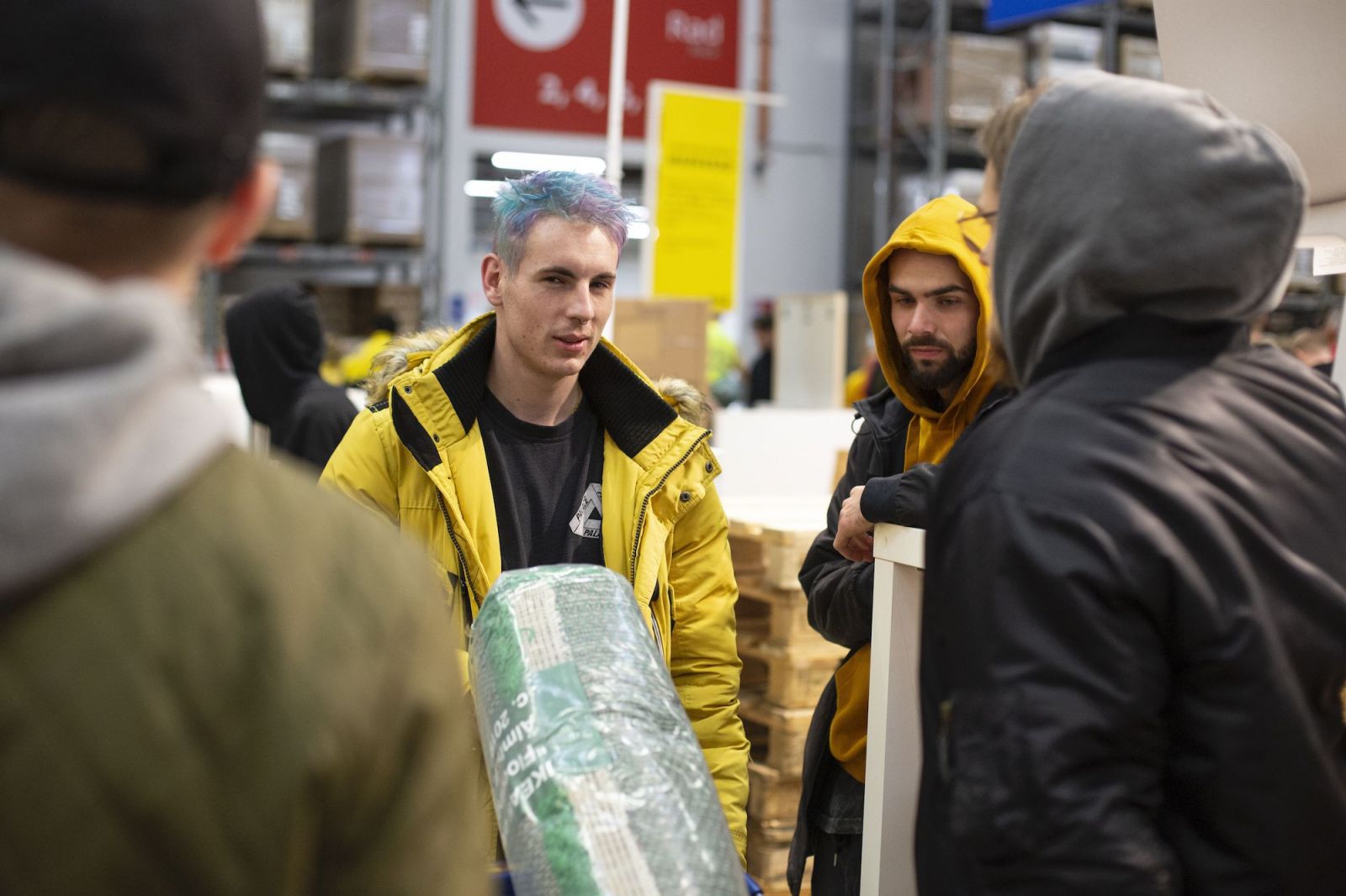 Šialenstvo v bratislavskej predajni IKEA. Na koberce od Virgila Abloha čakali desiatky ľudí už od rána (Report)