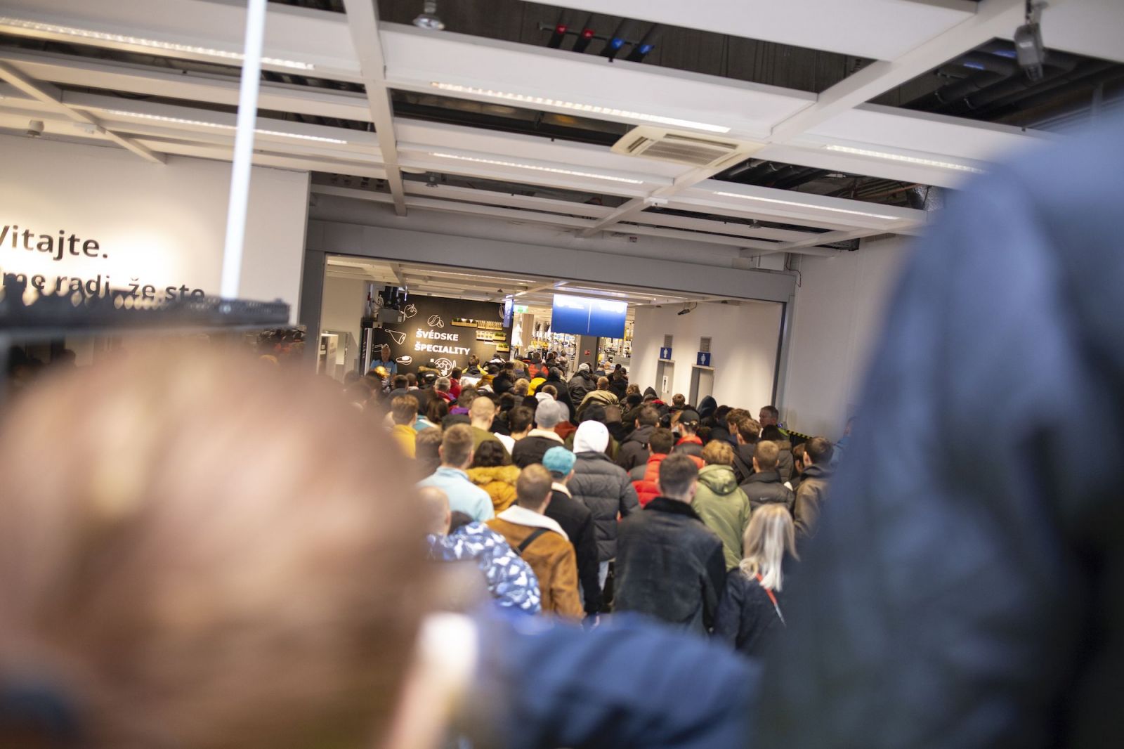 Šialenstvo v bratislavskej predajni IKEA. Na koberce od Virgila Abloha čakali desiatky ľudí už od rána (Report)