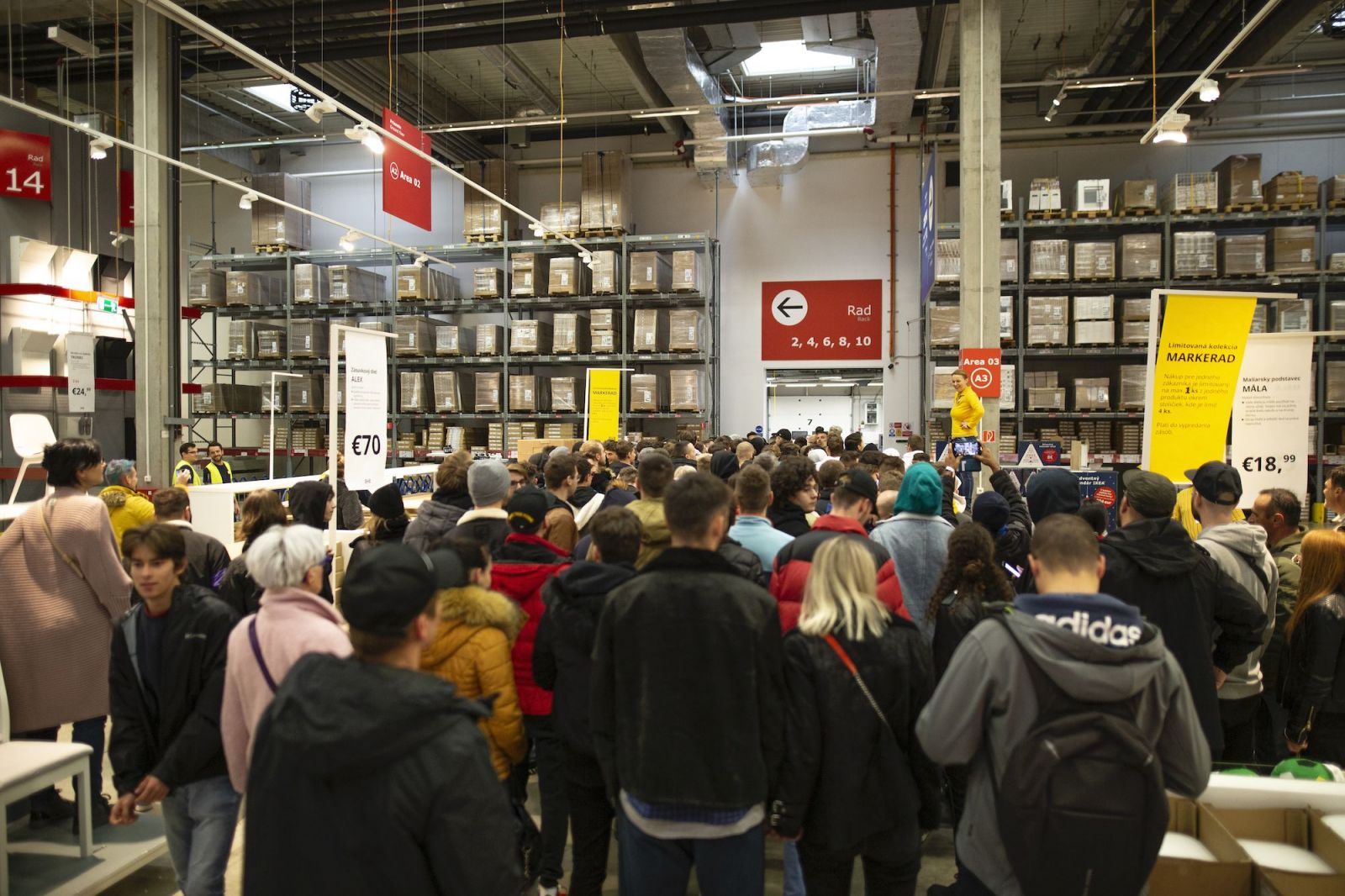 Šialenstvo v bratislavskej predajni IKEA. Na koberce od Virgila Abloha čakali desiatky ľudí už od rána (Report)