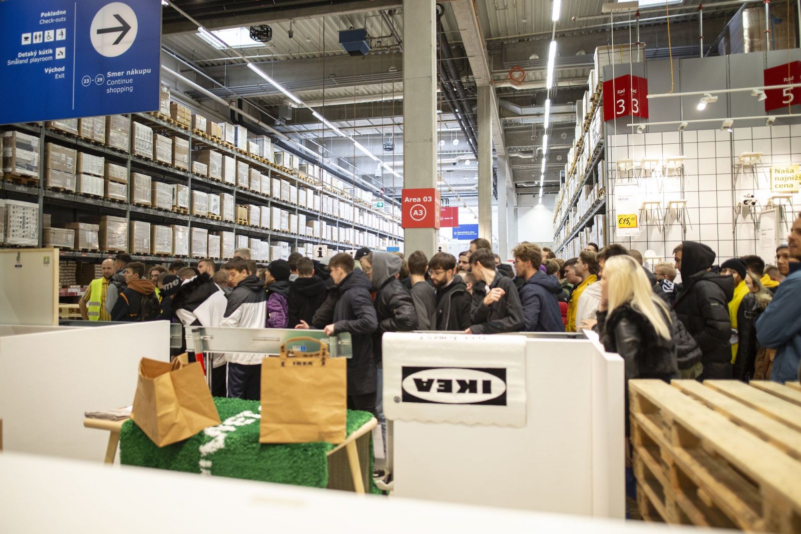 Šialenstvo v bratislavskej predajni IKEA. Na koberce od Virgila Abloha čakali desiatky ľudí už od rána (Report)