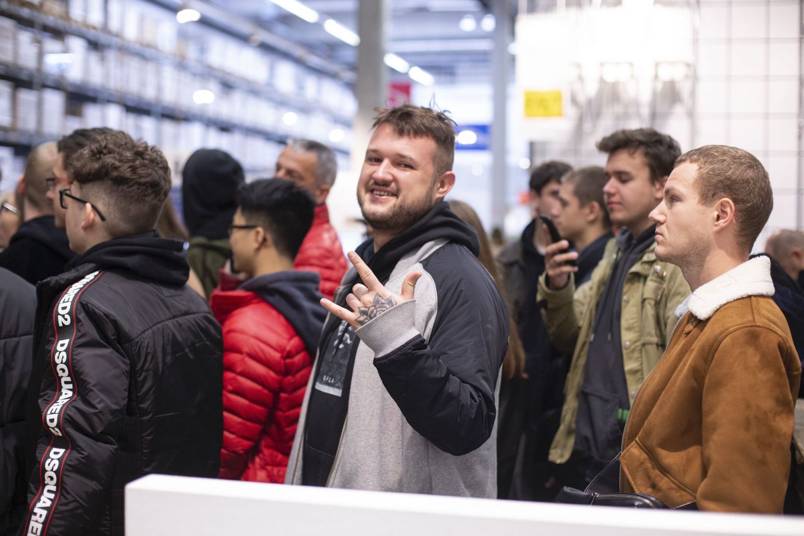 Šialenstvo v bratislavskej predajni IKEA. Na koberce od Virgila Abloha čakali desiatky ľudí už od rána (Report)