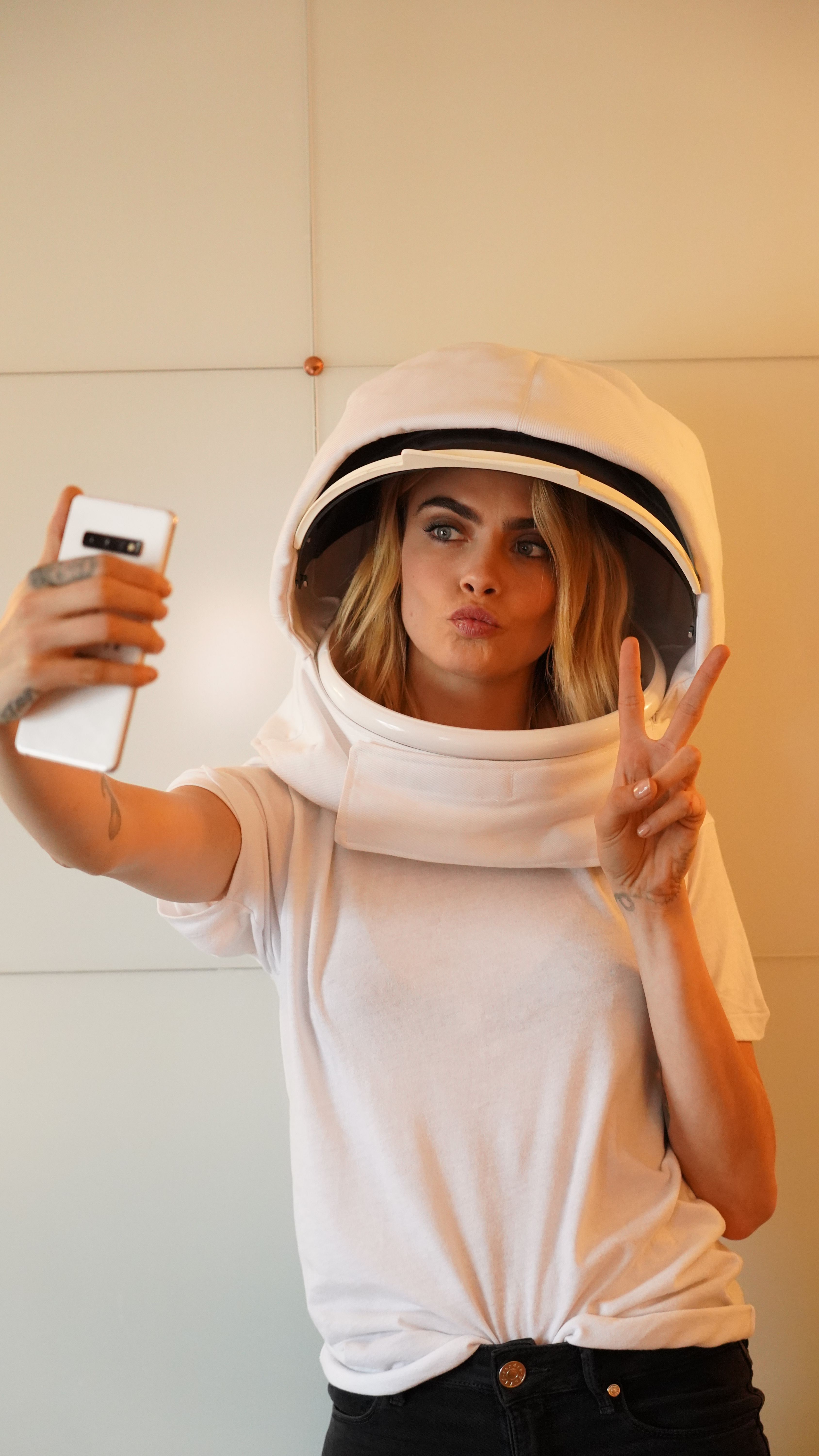 Cara Delevingne: Do vesmíru a selfíčiek som vlastne blázon (Rozhovor)