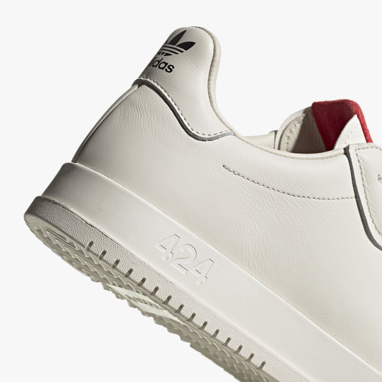 Ikonické siluety adidas či Air Jordan, ale aj netradičné chuťovky. 5 párov tenisiek, ktoré sa oplatí kúpiť