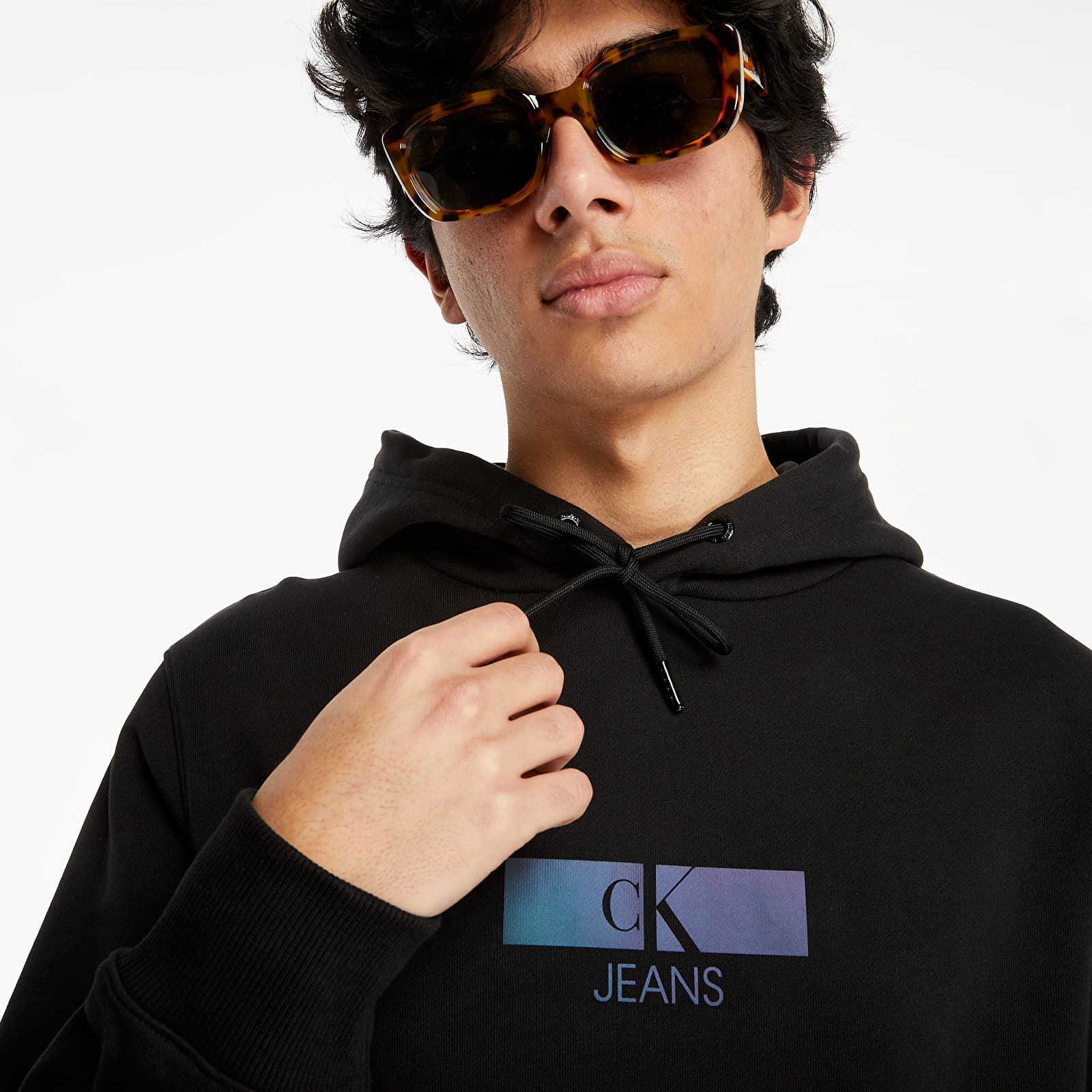 Vieš, čo majú spoločné značky Calvin Klein a Tommy Jeans? Obe sú nadčasovou klasikou, vďaka ktorej skvelo doplníš svoj šatník