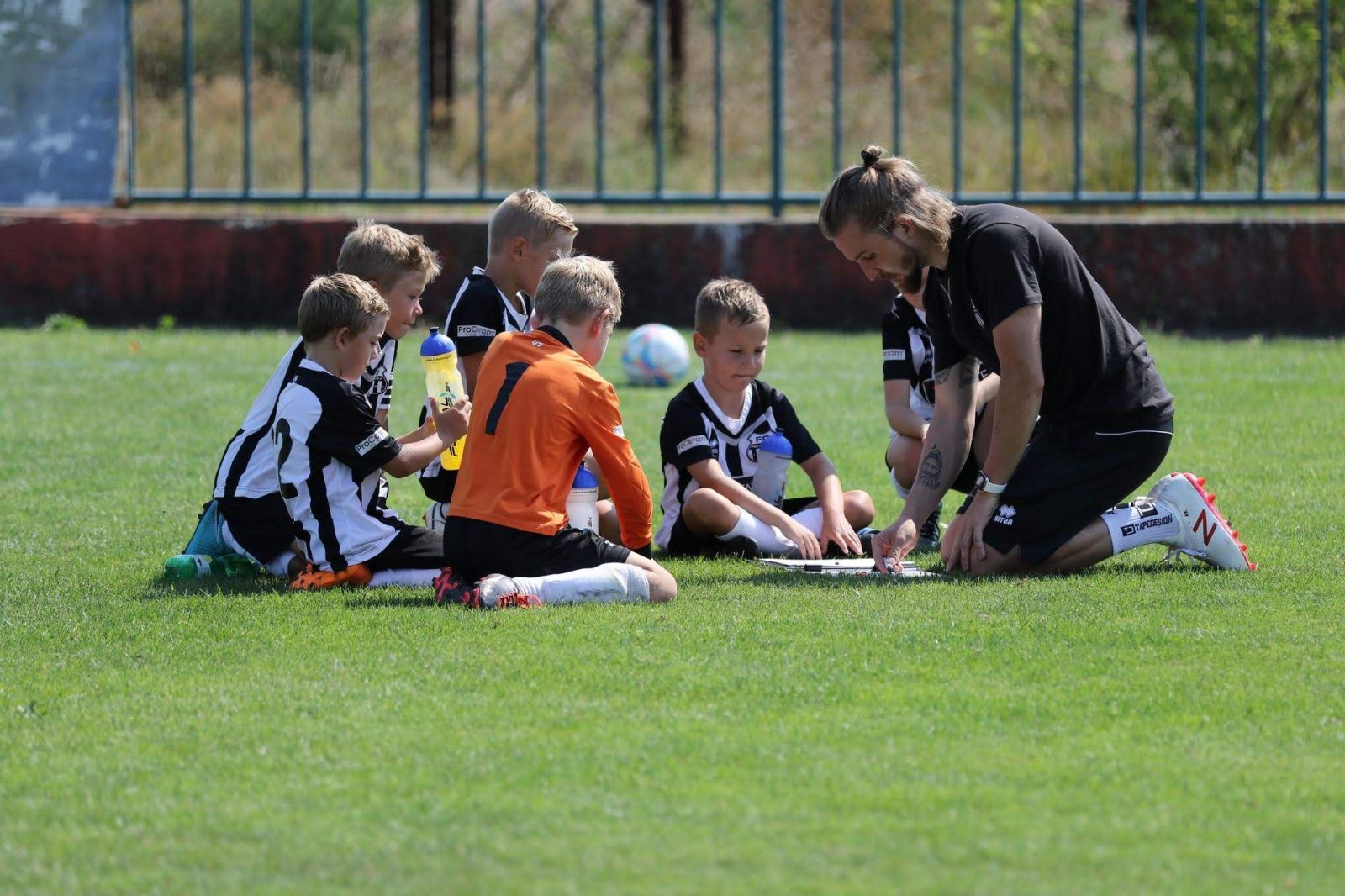 Tréner 8-ročných chlapcov v FC Petržalka stanovil jasné pravidlá, ktoré musia rešpektovať aj rodičia (Rozhovor)