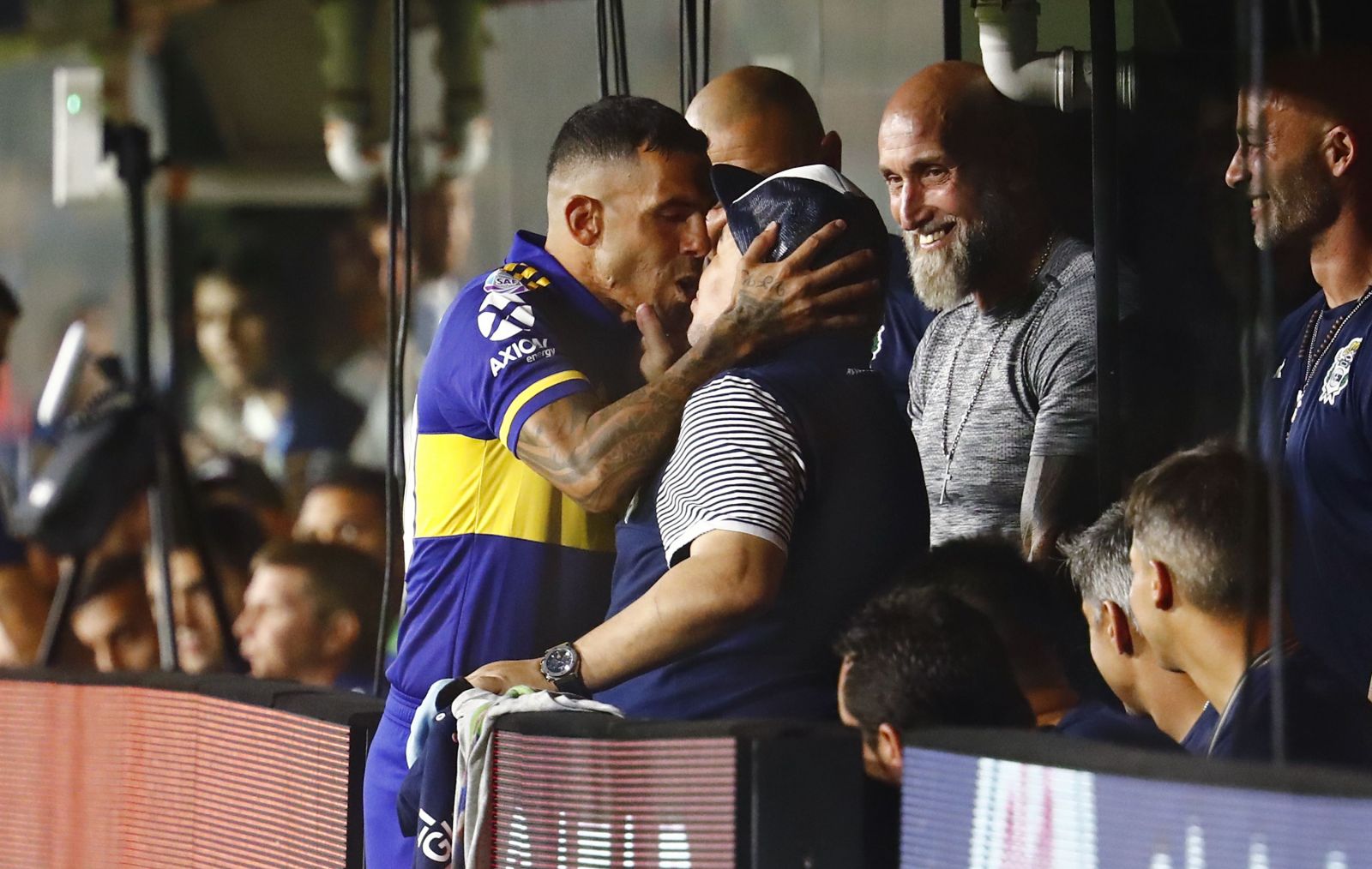 Carlos Tevez pobozkal Diega Maradonu pred zápasom, ktorý rozhodol o titule pre Bocu Juniors v domácej lige