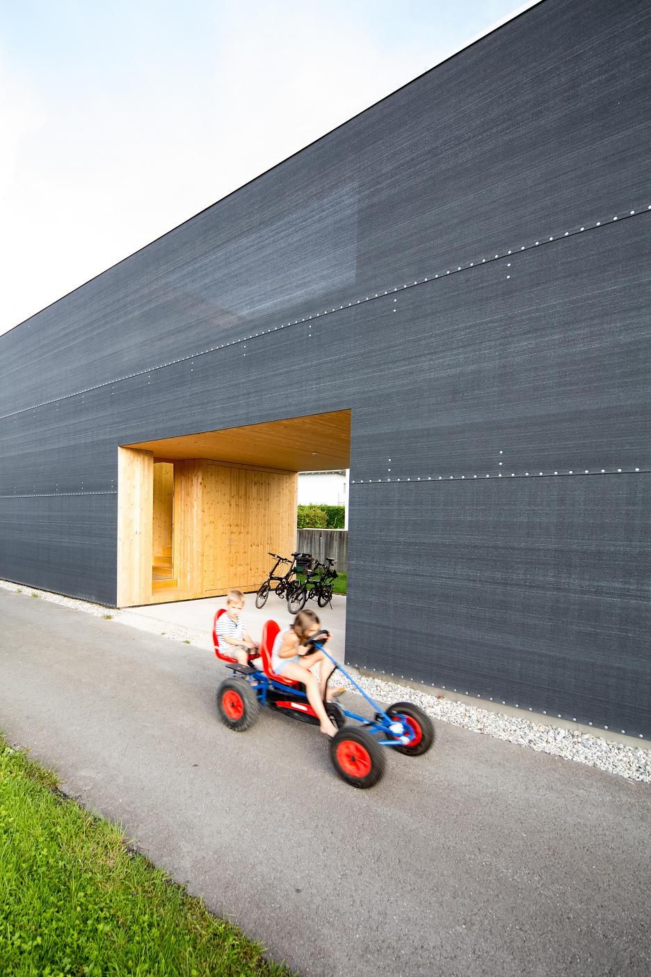 37 metrov dlhý dom na úpätí Álp, ktorý kĺbí rodinný život s ateliérom grafického dizajnéra