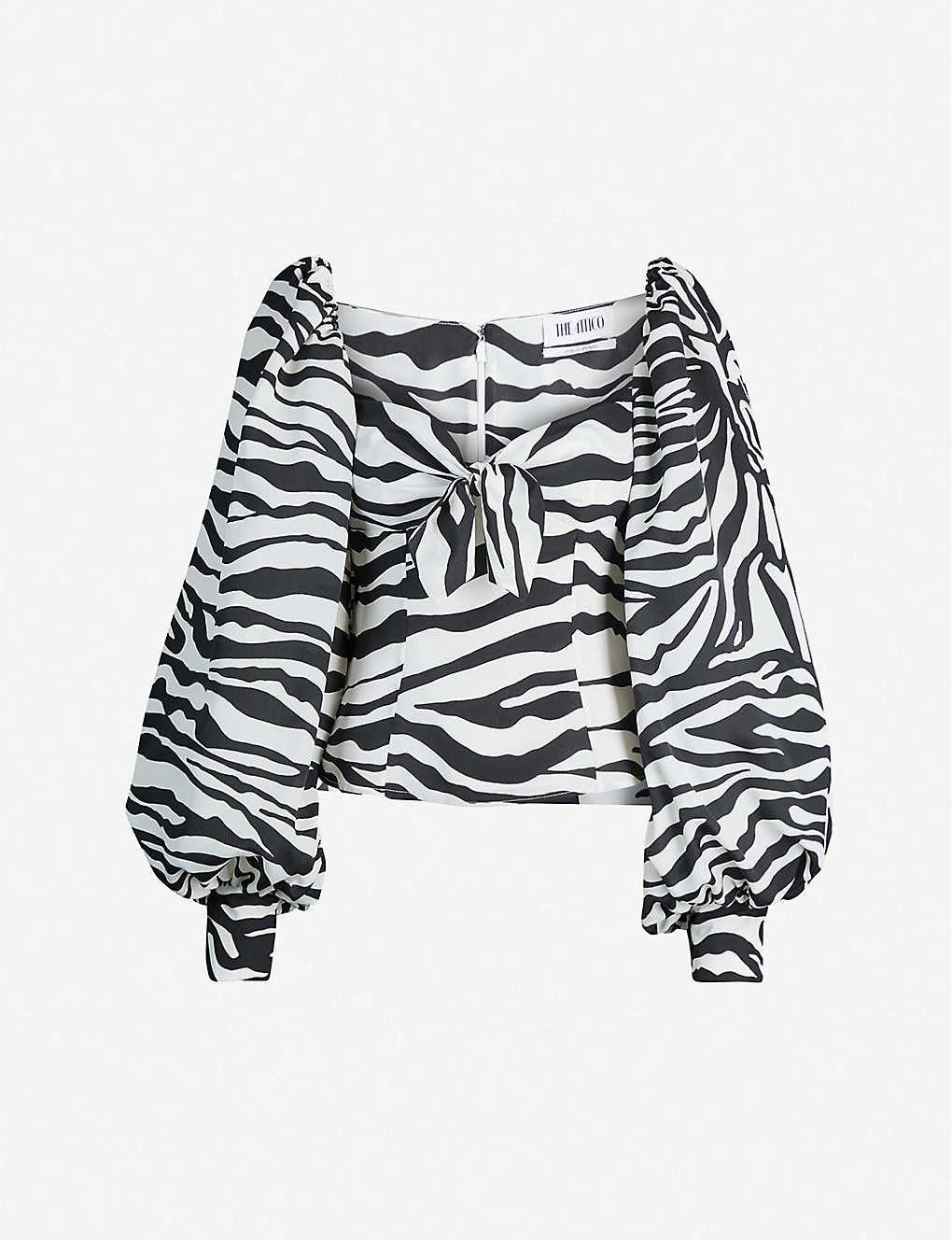 Klobúky, tie-dye kúsky alebo hranaté topánky. Dámske trendy na tohtoročné leto sú hlavne sexi
