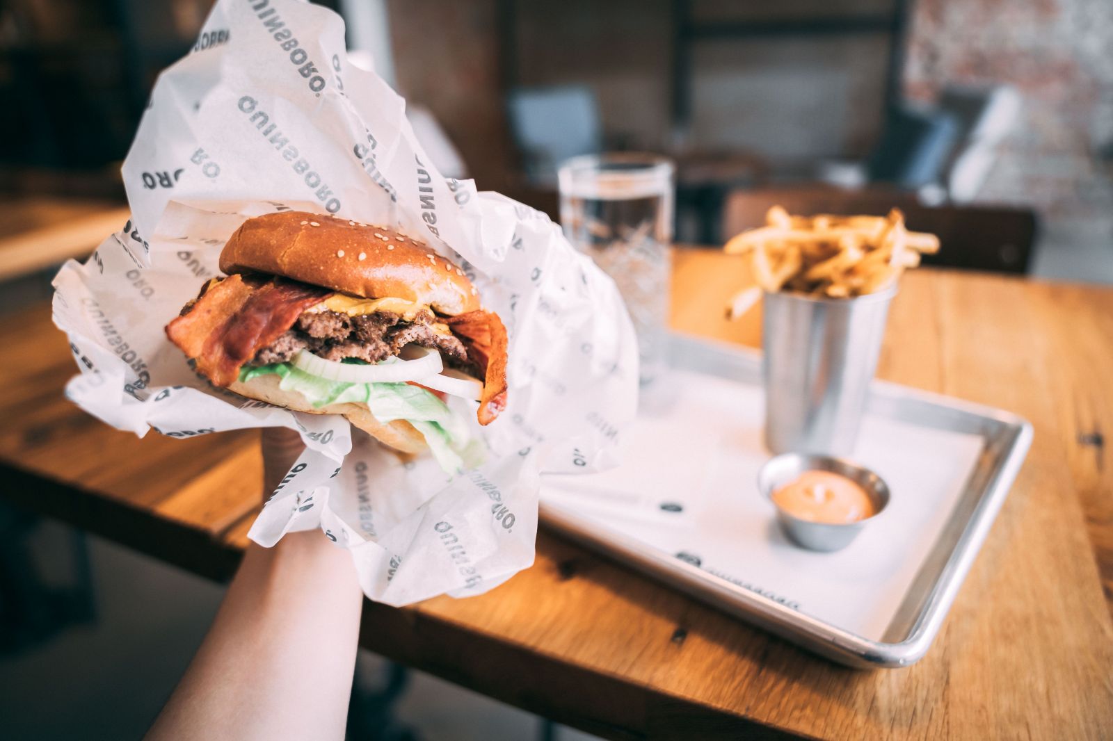 Dostali sme možnosť ochutnať pripravovaný burger medzi prvými. Máte sa na čo tešiť!