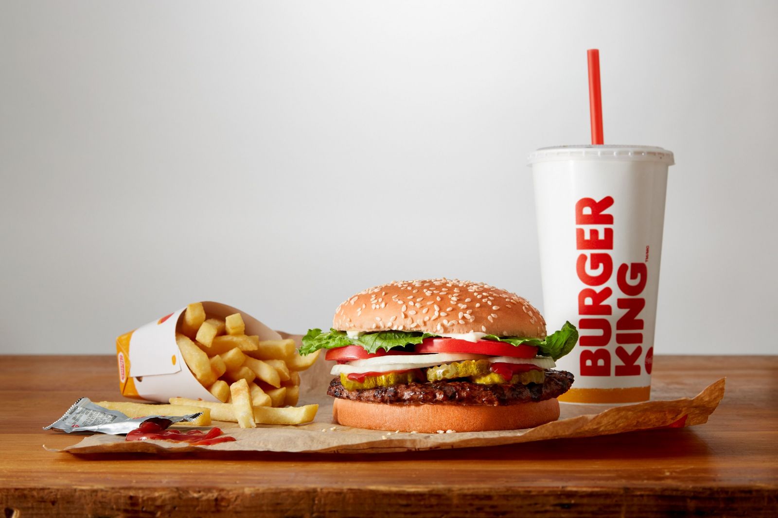 Burger King oznámil obrie menu. V gigantickej porcii nájdeš dva druhy burgrov, hranolky, bezodný nápoj a ešte aj cibuľové krúžky