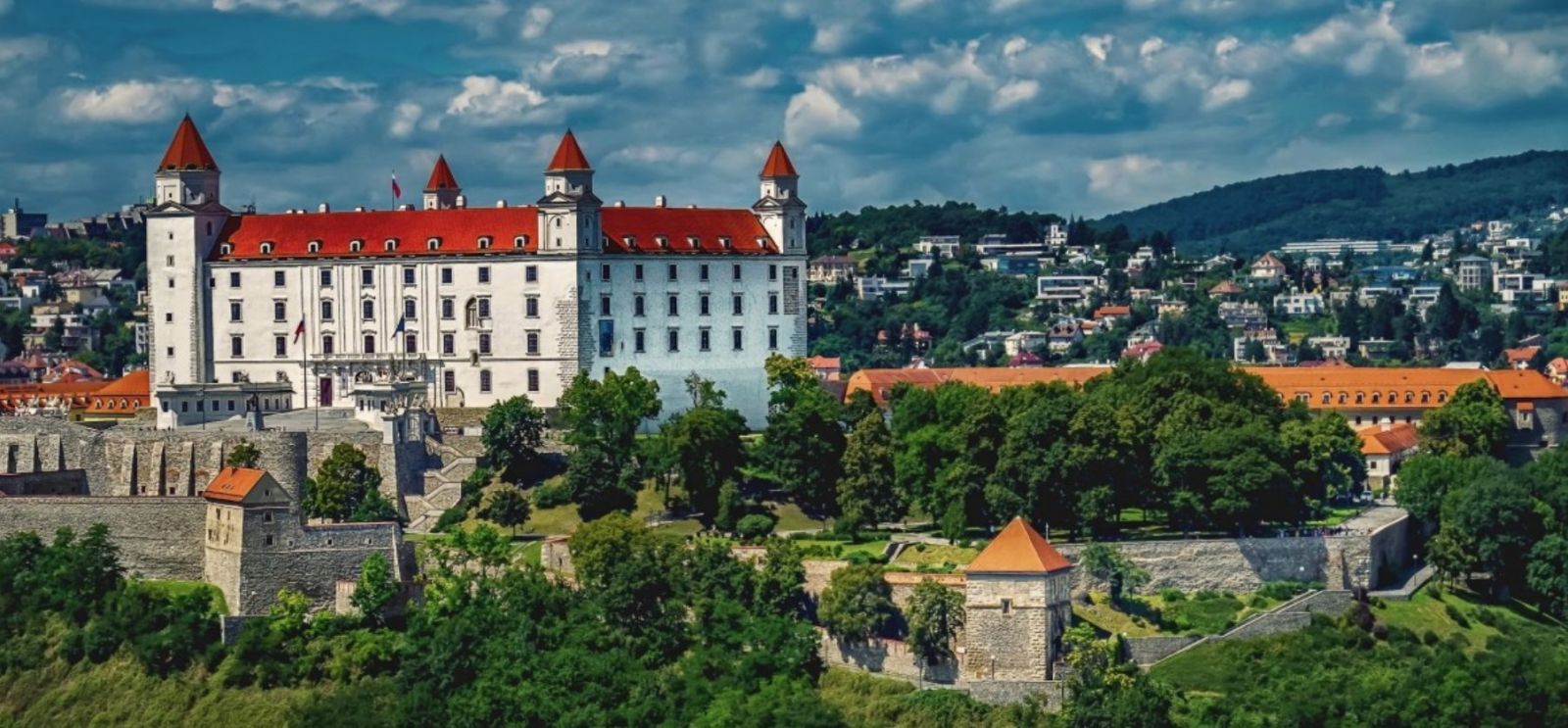 Bratislava patrí medzi TOP 10 destinácií v Európe. Vraj je tak nádherná a fascinujúca, že ju nesmieš vynechať