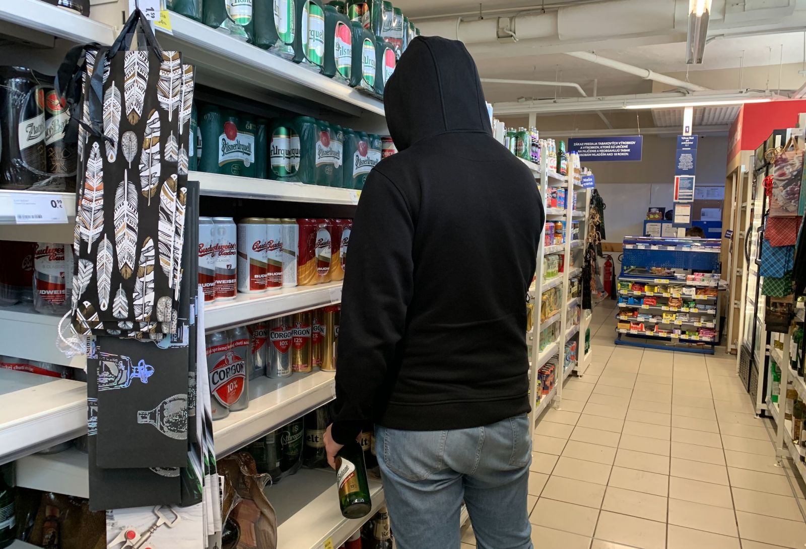 Čo Slováci kradnú v obchodoch a aké triky používajú? Supermarketov sme sa spýtali, či je náš národ dobrý v krádežiach
