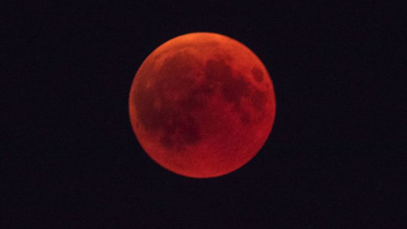 Takýto krvavý Mesiac budeš pozorovať už o týždeň. Podľa náboženských fanatikov sa však blíži koniec sveta