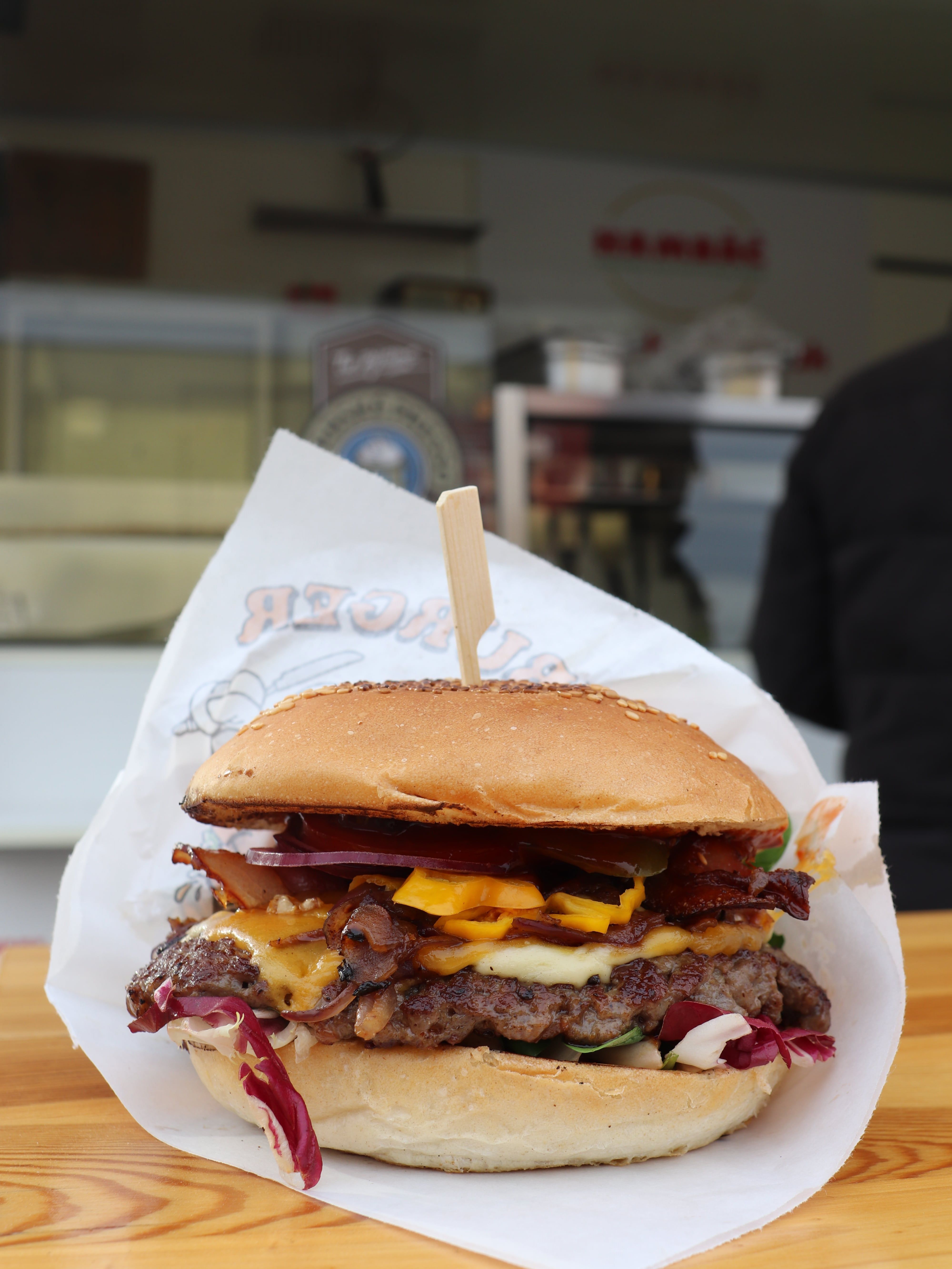 Kde si dáš v Bratislavě nejlepší burger? Sestavili jsme pro tebe top 10!