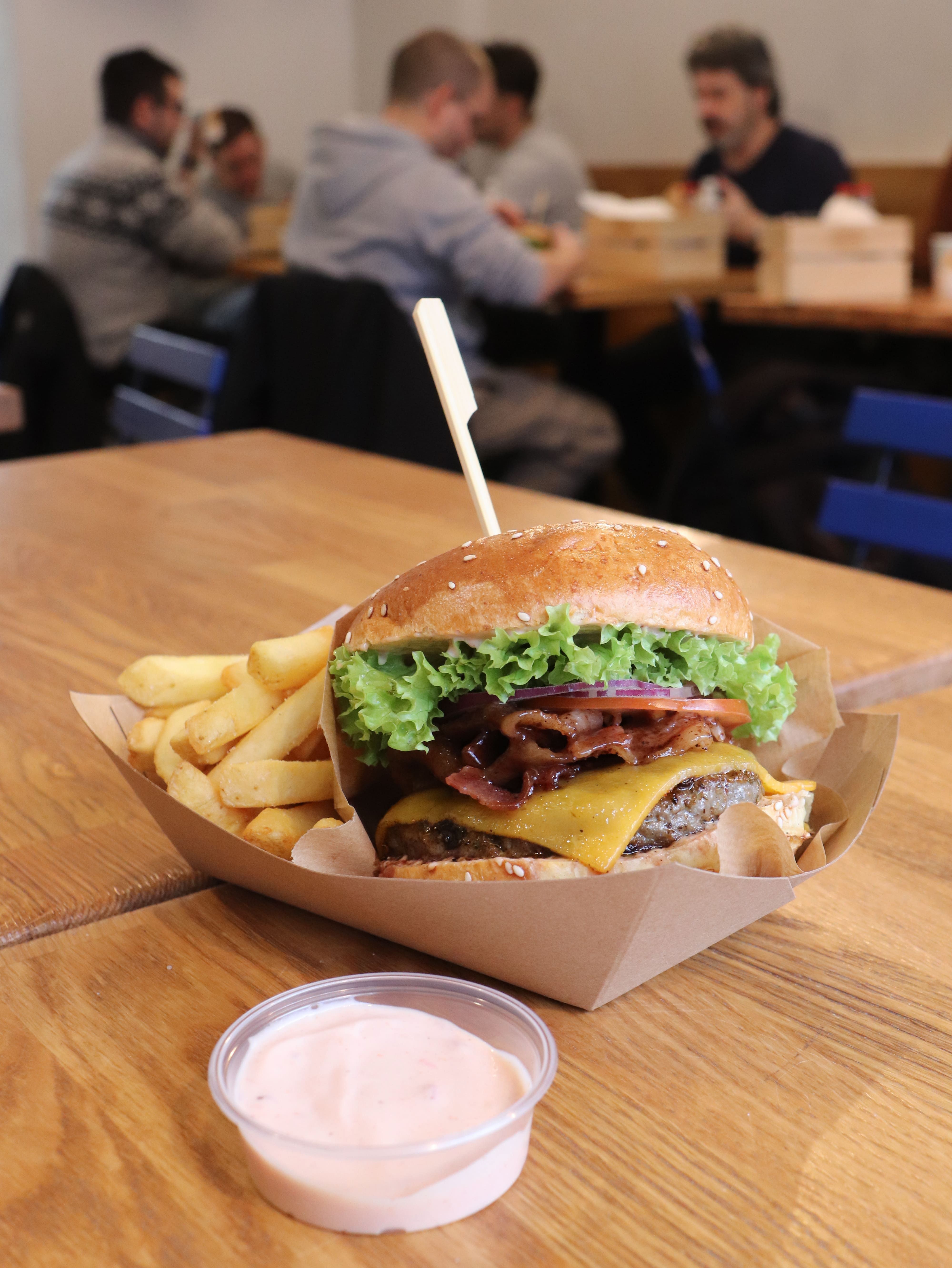 Kde si dáš v Bratislavě nejlepší burger? Sestavili jsme pro tebe top 10!