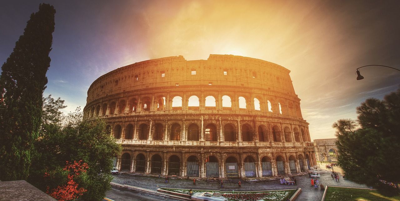 Rím už má turistov plné zuby. Chce obmedziť prístup k pamiatkám, zakázať zámky lásky a zabrániť ľuďom kúpať sa vo fontánach