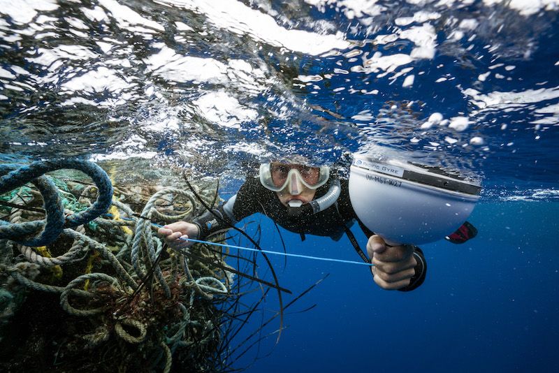 Ochranári z oceánov vytiahli 40 ton rybárskych sietí
