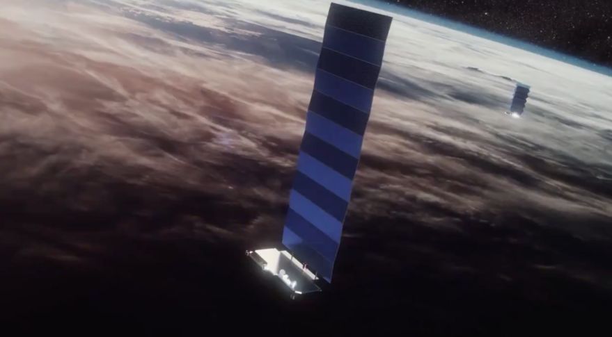 Nad Slovenskom lietajú desiatky svietiacich satelitov od SpaceX a astronómovia sa búria