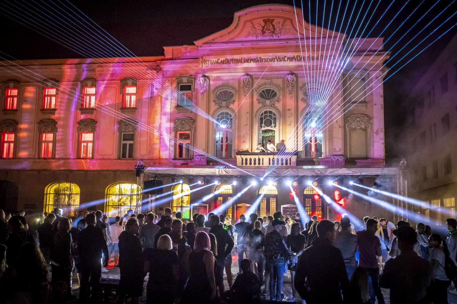 Trnavu ovládne párty priamo na námestí plná laserov a akrobacie. Festival Lovely Experience ti dá zážitok na celý život