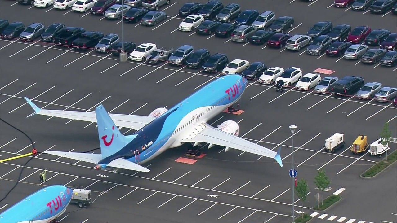 Boeing odparkoval 40-metrové lietadlo na parkovisku pre zamestnancov. Došla im kapacita na skladovanie
