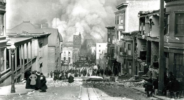 Nacistická vlajka v hlavním městě USA či San Francisco po velkém zemětřesení na starých fotkách, které ležely kdesi v archivech