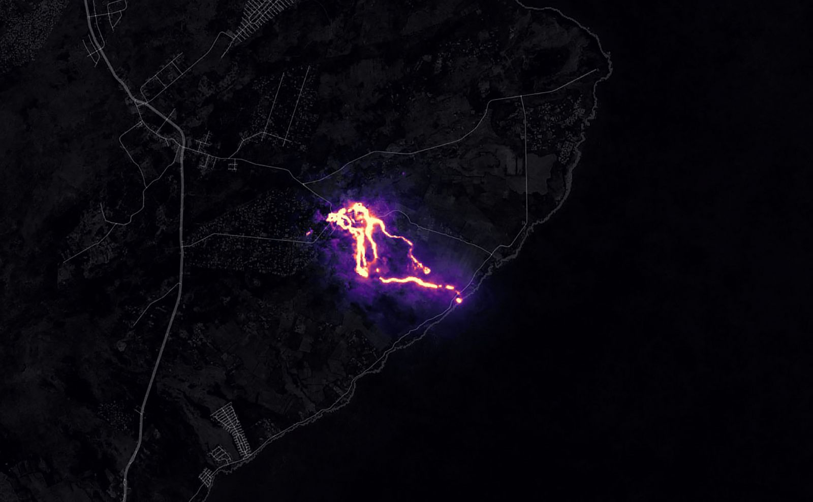 Činná havajská sopka Kilauea často „poskytuje“ svojmu okoliu čerstvú lávu. Rovnako tak bolo aj v tomto prípade, kedy ju vidíš vo falošných farbách, konkrétne v infračervenom móde.