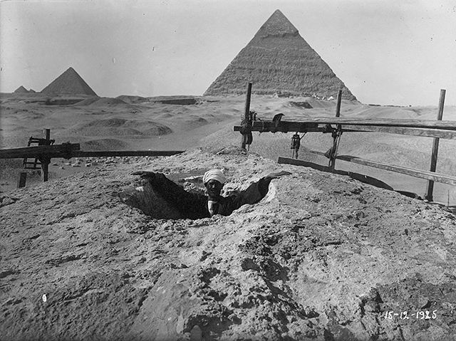Málo vídané fotografie nejznámější sfingy světa zaujmou každého nadšence historie. Jak vypadal symbol Egypta před desítkami let?