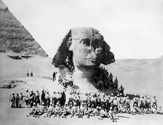 Málo vídané fotografie nejznámější sfingy světa zaujmou každého nadšence historie. Jak vypadal symbol Egypta před desítkami let?